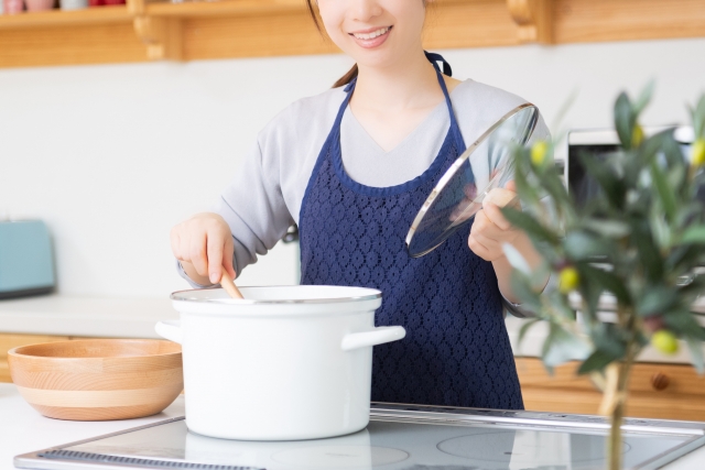 料理をする女性