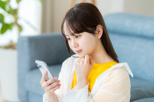 スマホを見る女性